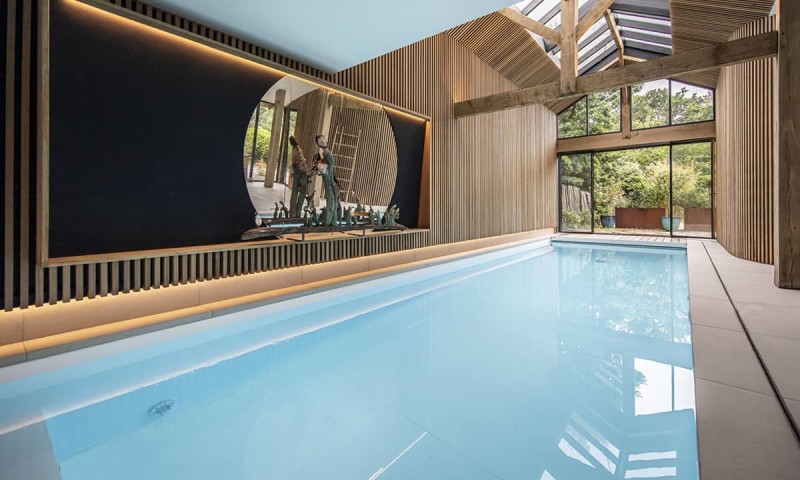 Piscine intérieure Blanc  Lignes d’eau et de bois