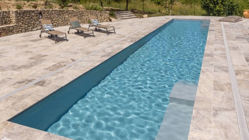 Cours d’eau minéral renovation gris clair couloir nage esprit piscine 30 Rénovation de piscines Gris clair 