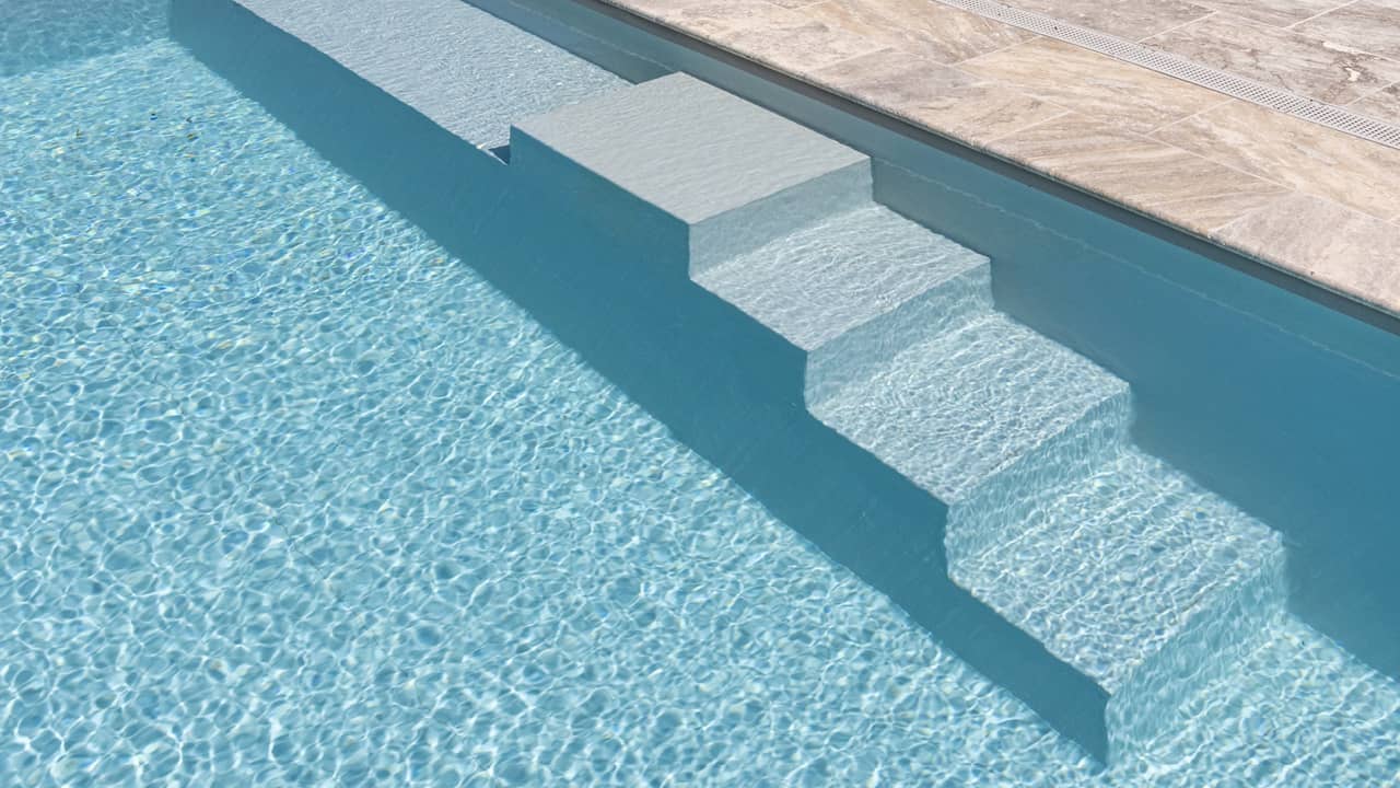 Cours d’eau minéral renovation gris clair escalier esprit piscine 28 Rénovation de piscines Gris clair 