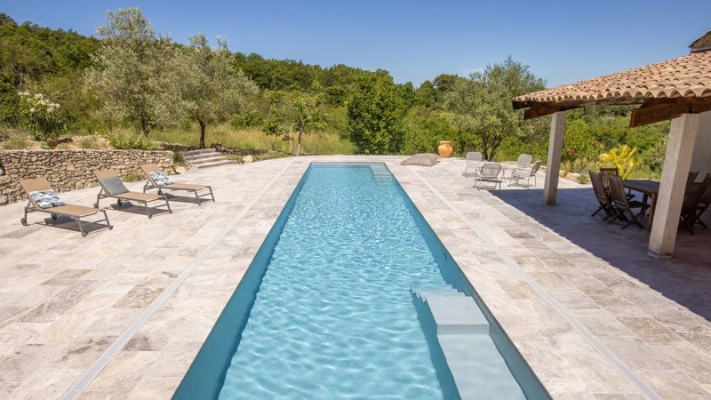 Gris clair / Cours d’eau minéral : rénovation couloir nage gris clair esprit piscine 26