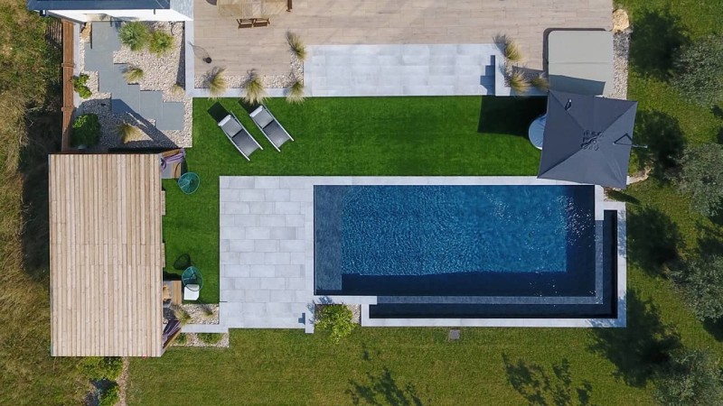 Bassin en effusion vue dessus esprit piscine 22 Piscine à débordement 3D Gris ardoise 