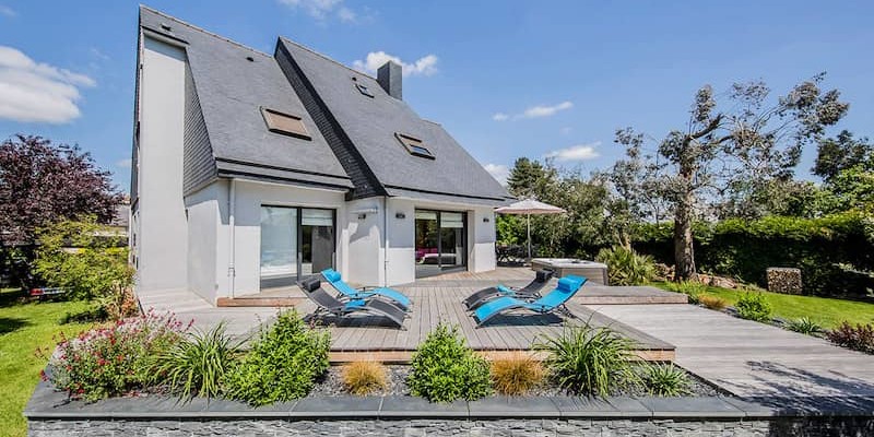 Terrasse mobile amovible coulissante de piscine en bois cachée