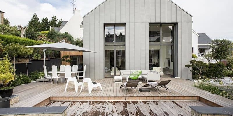 Terrasse mobile amovible coulissante de piscine en bois fermée intégration