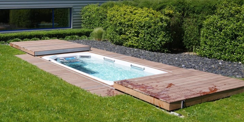 Terrasse mobile amovible coulissante en bois sur spa de nage