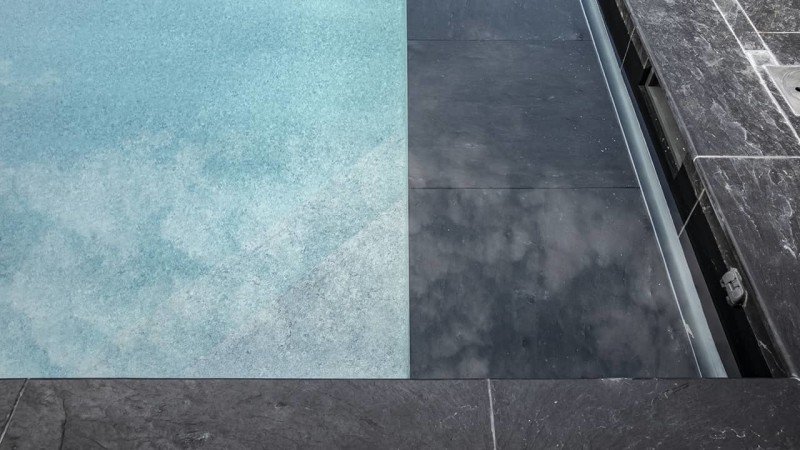 Ligne d'eau minérale Abri de piscine Véranda 3D Gris béton / Profiter par tous les temps : piscine beton ligne eau mineral escalier noir 2020