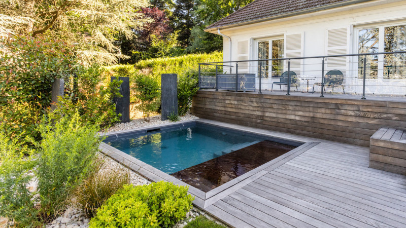Petit plaisir aquatique piscine citadine petite terrasse bois jardin esprit piscine 2022 Piscine citadine Gris anthracite 