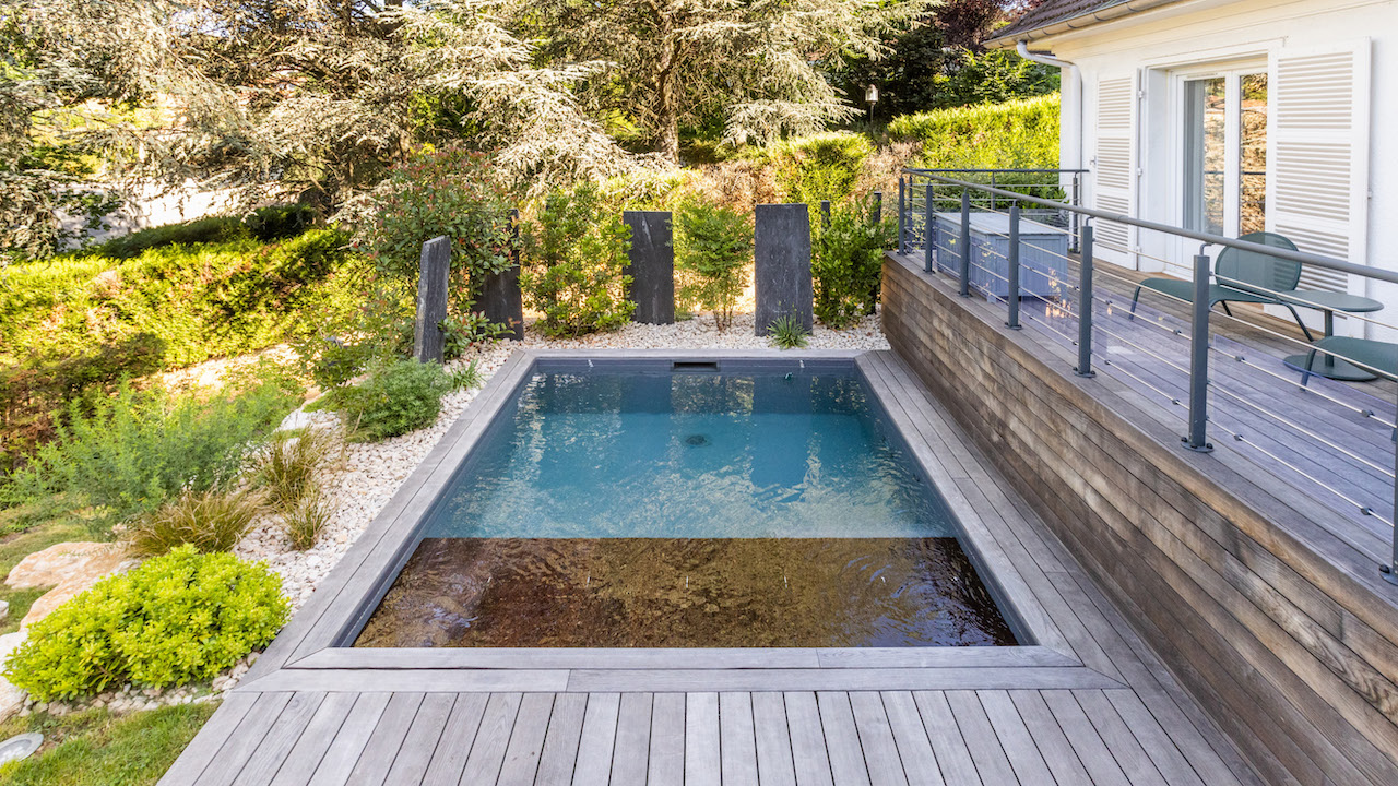 Petit plaisir aquatique piscine citadine terrasse bois bleu noir jardin esprit piscine 2022 Piscine citadine Gris anthracite 