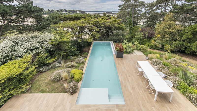 Couloir de nage Gris clair / Couloir au milieu de la forêt : piscine couloir nage bleu margelles ceramique foret esprit piscine 2022