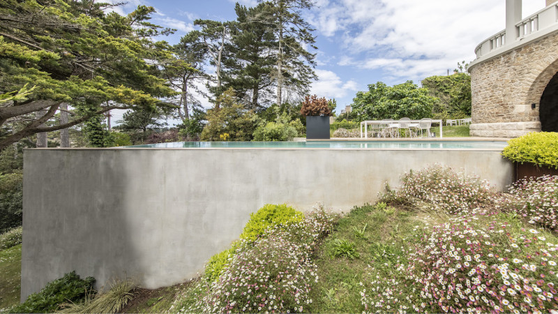 Couloir au milieu de la forêt piscine couloir nage foret mur gris niveau pierres terrasse esprit piscine 2022 Couloir de nage Gris clair 
