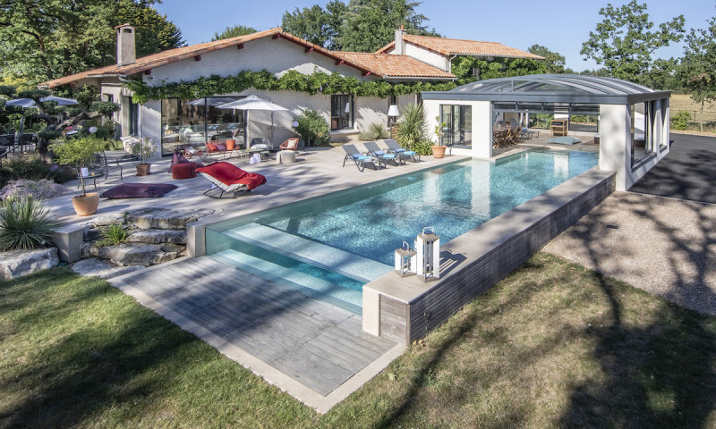 Piscine à paroi de verre Piscine In&Out 3D Grège  Au soleil ou sous la pluie