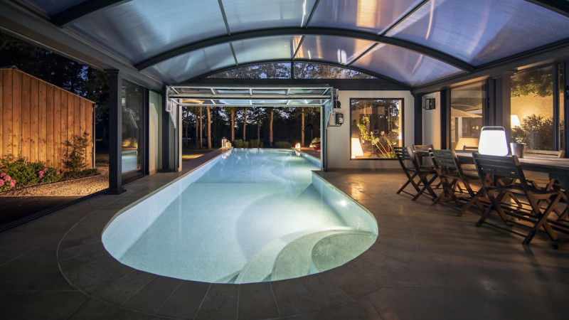 Au soleil ou sous la pluie piscine in out paroi verre interieur nuit lumieres escaliers esprit piscine 2022 Piscine à paroi de verre Piscine In&Out 3D Grège 