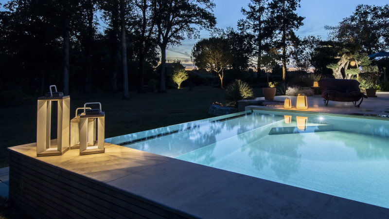 Au soleil ou sous la pluie piscine in out paroi verre nuit lumieres banquette zoom esprit piscine 2022 Piscine à paroi de verre Piscine In&Out 3D Grège 