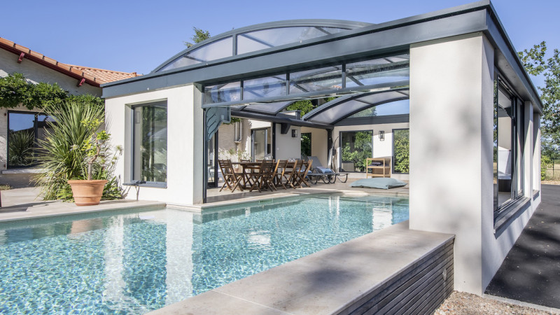Au soleil ou sous la pluie piscine in out paroi verre zoom abris pierre gris exterieur ouvert esprit piscine 2022 Piscine à paroi de verre Piscine In&Out 3D Grège 