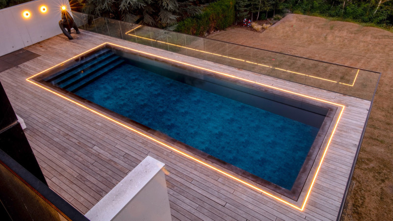 Piscine miroir minéral Noir / Piscine miroir, mon beau miroir : piscine miroir reflets lumières escaliers terrasse bois esprit piscine 2022