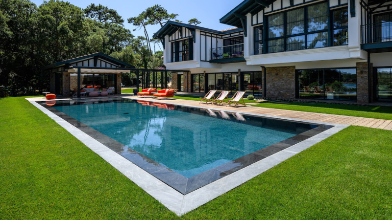 Piscine miroir minéral 3D Gris ardoise / Au bord de l’eau : piscine miroir terrasse bois jardin orange reflets maison basque esprit piscine 2022