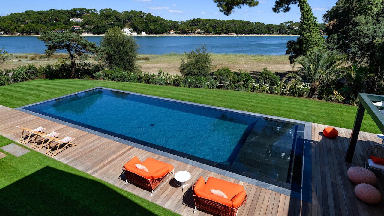 Au bord de l’eau piscine miroir terrasse bois jardin orange vue ocean bleu esprit piscine 2022 Piscine miroir minéral 3D Gris ardoise 