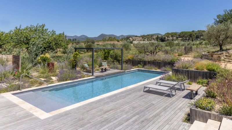 Le bassin des cigales piscine paysage terrasse bois pergolas vignes esprit piscine 2022 Piscine paysagée 3D Gris béton 