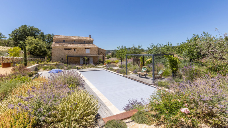 Piscine paysagée 3D Gris béton / Le bassin des cigales : piscine paysage volet ferme pergolas vignes esprit piscine 2022