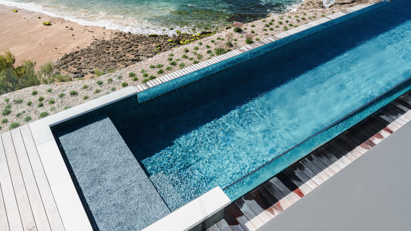 Piscine à paroi de verre 3D Gris ardoise / Double paroi de verre : piscine couloir nage double paroi verre debordement ocean bleu sable terrasse bois esprit piscine 2022