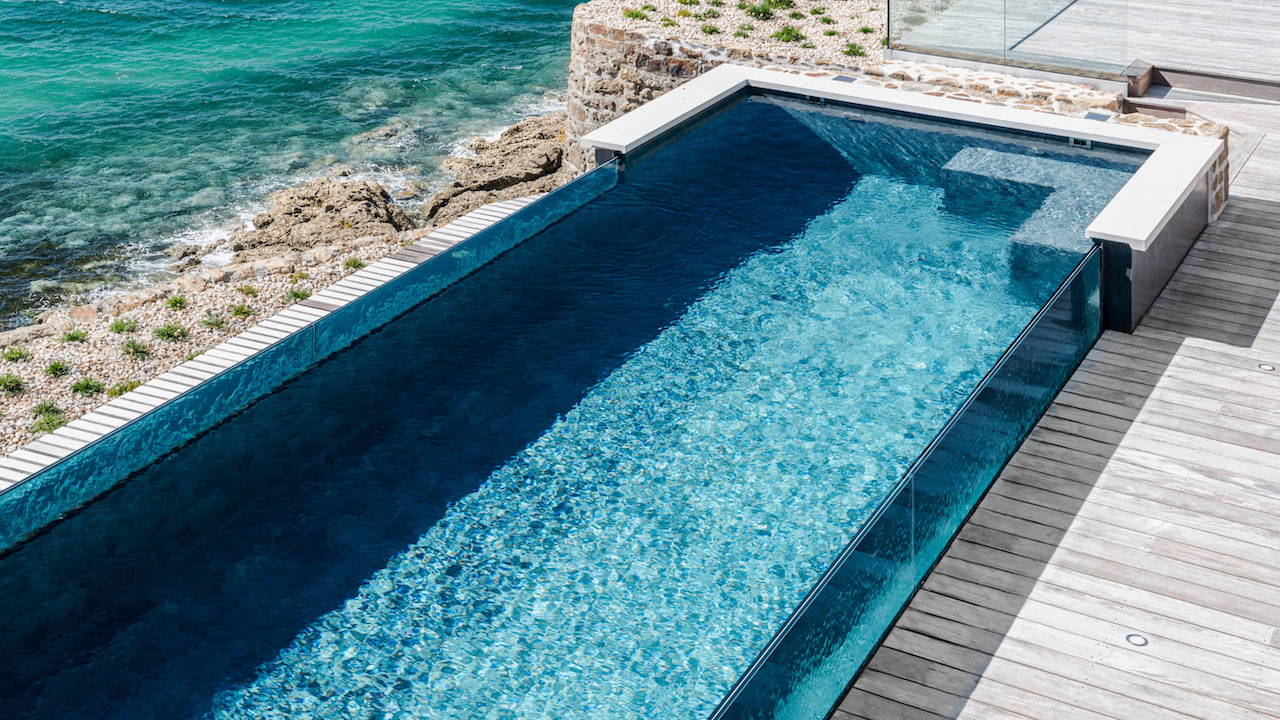 Double paroi de verre piscine couloir nage double paroi verre debordement ocean bleu terrasse bois banquette esprit piscine 2022 Piscine à paroi de verre 3D Gris ardoise 