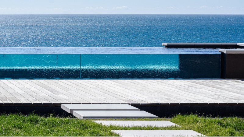 Piscine à paroi de verre 3D Gris ardoise / Double paroi de verre : piscine couloir nage double paroi verre debordement ocean bleu terrasse bois riviere transparence esprit piscine 2022