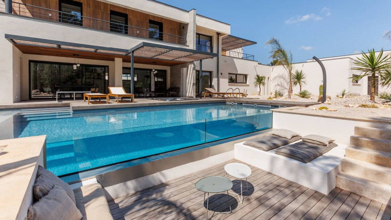 Piscine à paroi de verre 3D Gris béton / Piscine californienne : piscine design paroi verre alcove salon spa palmier cactus esprit piscine 2024 03