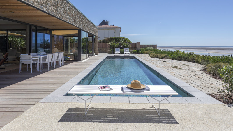 Couloir de nage à fond mobile piscine fond mobile terrasse gris banc pierres esprit piscine 2022 Piscine à fond mobile 