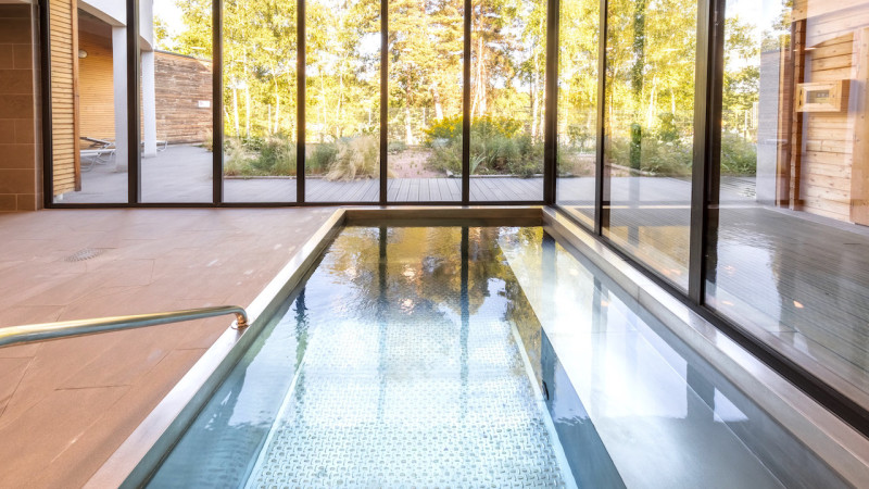 Piscine inox / Un bassin inoxydable : piscine inox fenetres arbre banquette bois esprit piscine 2022