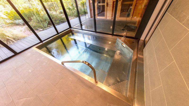 Piscine inox / Un bassin inoxydable : piscine inox fenetres escaliers carrelage bois esprit piscine 2022