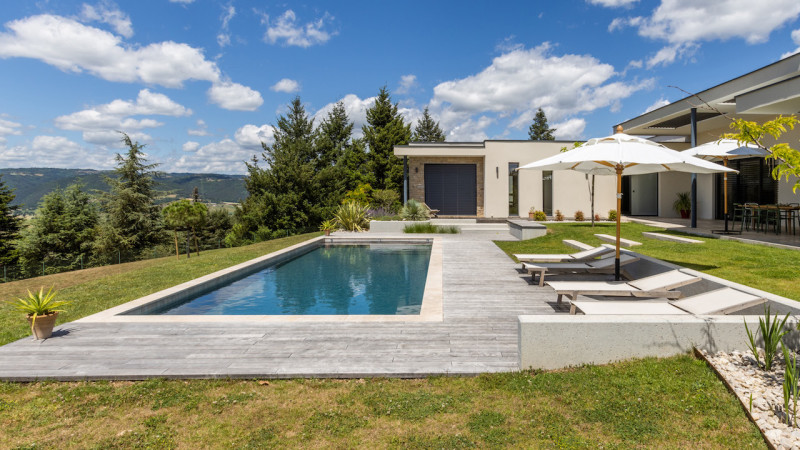 Ligne d'eau minérale Gris anthracite / Par delà les collines : piscine ligne eau minerale colline bleu jardin terrasse bois esprit piscine 2022