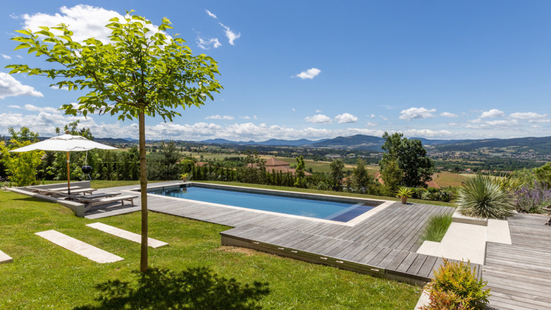 Ligne d'eau minérale Gris anthracite / Par delà les collines : piscine ligne eau minerale collines bleu margelles jardin terrasse bois esprit piscine 2022