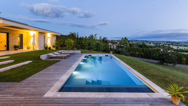 Ligne d'eau minérale Gris anthracite / Par delà les collines : piscine ligne eau minerale lumieres collines jardin terrasse bois esprit piscine 2022