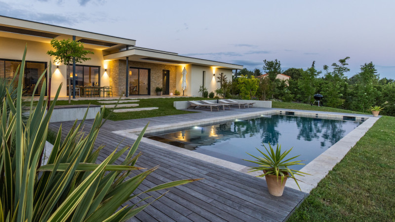 Ligne d'eau minérale Gris anthracite / Par delà les collines : piscine ligne eau minerale lumieres jardin terrasse bois esprit piscine 2022