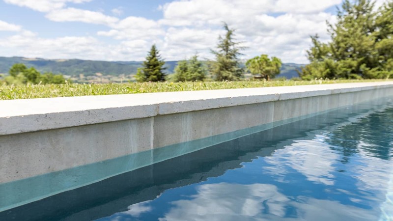 Ligne d'eau minérale Gris anthracite / Par delà les collines : piscine ligne eau minerale pierre esprit piscine 2022