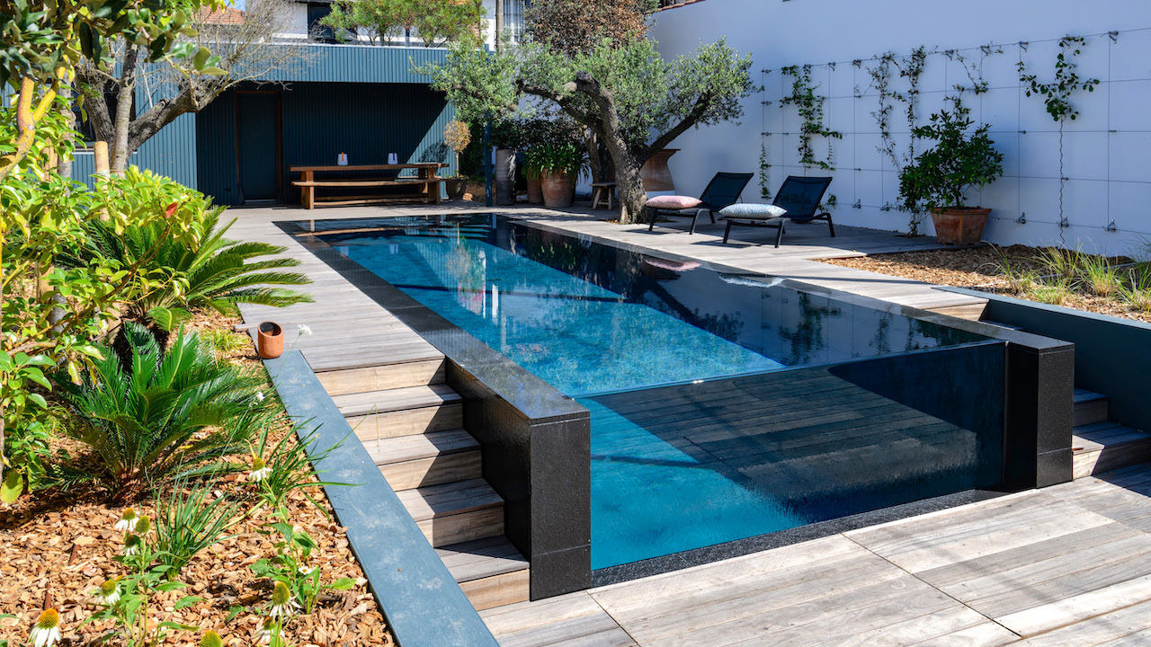 Ispilu igerilekua piscine miroir paroi verre terrasse bois escaliers bleu pierres noires esprit piscine 2022 Piscine à paroi de verre 3D Gris ardoise 