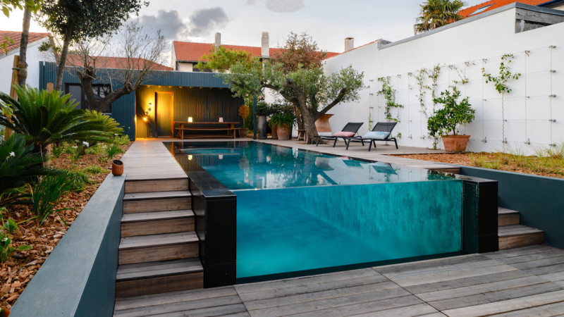 Ispilu igerilekua piscine miroir paroi verre terrasse bois lumieres escaliers bleu esprit piscine 2022 Piscine à paroi de verre 3D Gris ardoise 