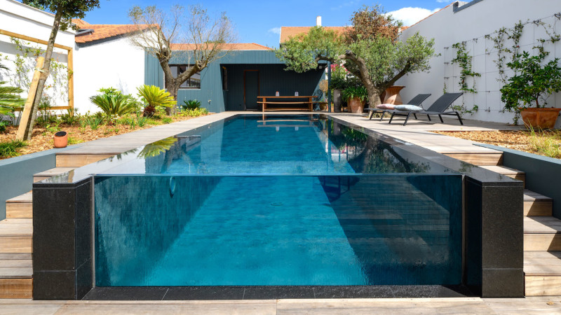 Piscine à paroi de verre 3D Gris ardoise / Ispilu igerilekua : piscine miroir paroi verre terrasse bois reflets lumieres maison esprit piscine 2022