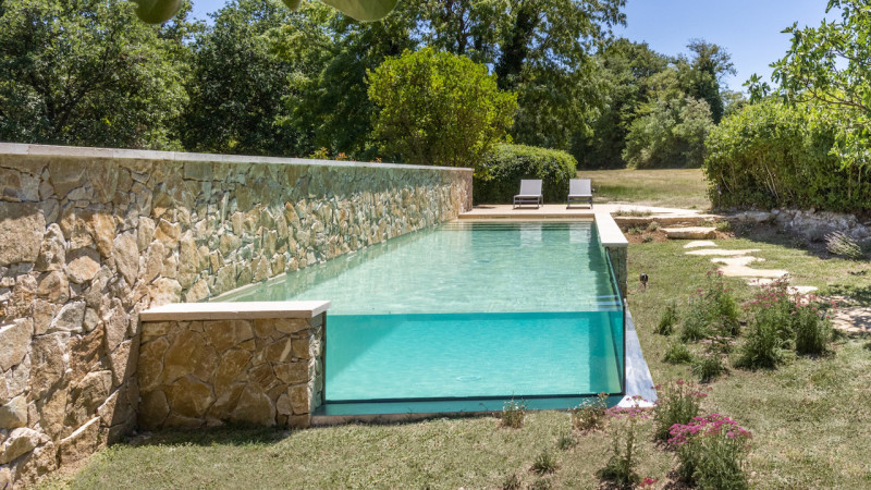 Angle de vue piscine paroi verre angle bleu pierres jardin esprit piscine 2022 Piscine à paroi de verre 3D Sable 
