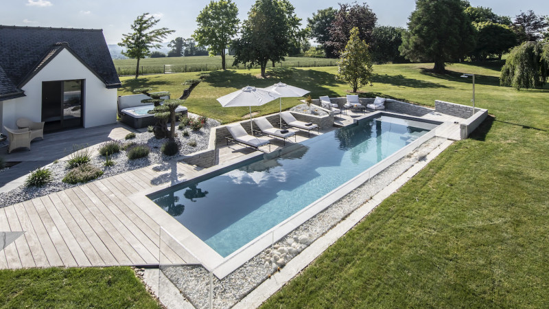 Salon de jardin vitré piscine paroi verre bleu reflets maison pierre gris terrasse bois esprit piscine 2022 Piscine à paroi de verre 3D Gris béton 