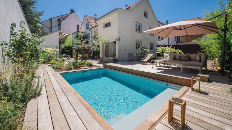 Piscine avec terrasse mobile Gris clair / Trésor caché : piscine terrasse mobile bois citadine bleu ouvert banquette esprit piscine 2022