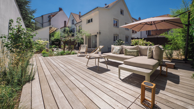 Piscine avec terrasse mobile Gris clair / Trésor caché : piscine terrasse mobile bois citadine fermé esprit piscine 2022