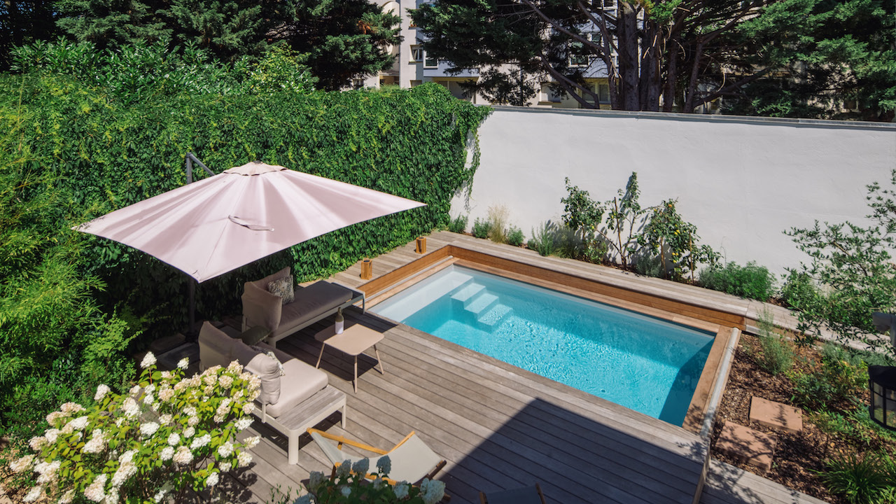 Trésor caché piscine terrasse mobile bois citadine ouvert bleu escaliers banquette jardin esprit piscine 2022 Piscine avec terrasse mobile Gris clair 
