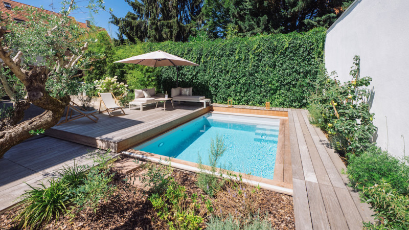 Piscine avec terrasse mobile Gris clair / Trésor caché : piscine terrasse mobile bois citadine ouvert bleu escaliers blanc banquette jardin esprit piscine 2022