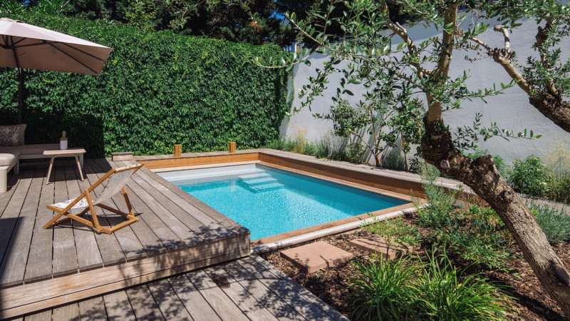 Piscine avec terrasse mobile Gris clair / Trésor caché : piscine terrasse mobile bois citadine ouvert bleu escaliers esprit piscine 2022