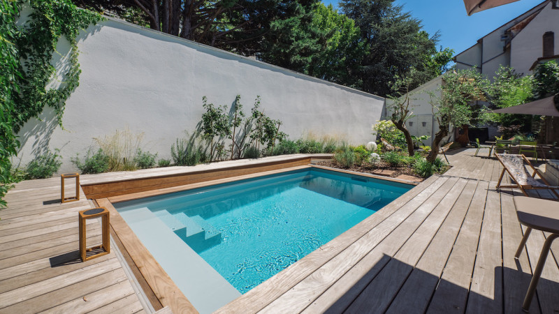 Piscine avec terrasse mobile Gris clair / Trésor caché : piscine terrasse mobile bois citadine ouvert bleu escaliers esprit piscine 2022