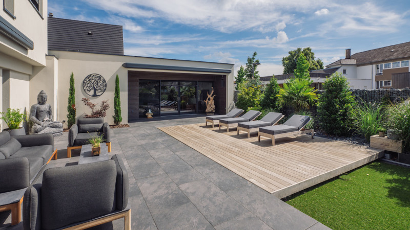 Piscine avec terrasse mobile 3D Gris ardoise / Détente sur ou dans la piscine : piscine terrasse mobile bois margelles ceramique fermee fenetre maison jardin herbe vert esprit piscine 2022