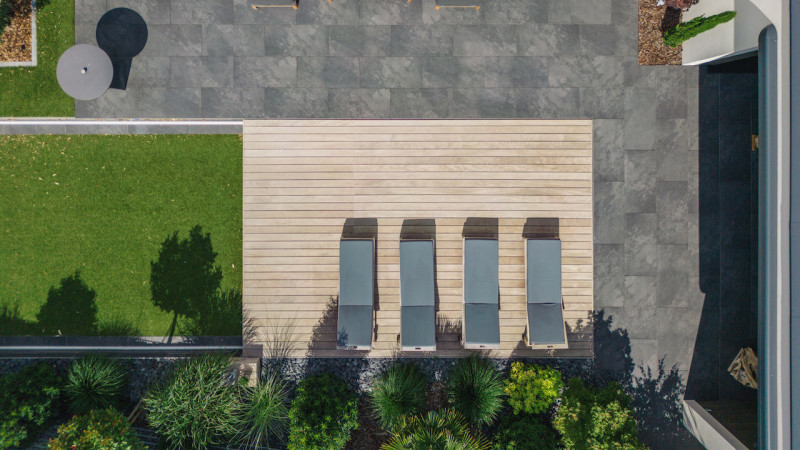 Détente sur ou dans la piscine piscine terrasse mobile bois margelles ceramique fermee herbe jardin vert esprit piscine 2022 Piscine avec terrasse mobile 3D Gris ardoise 