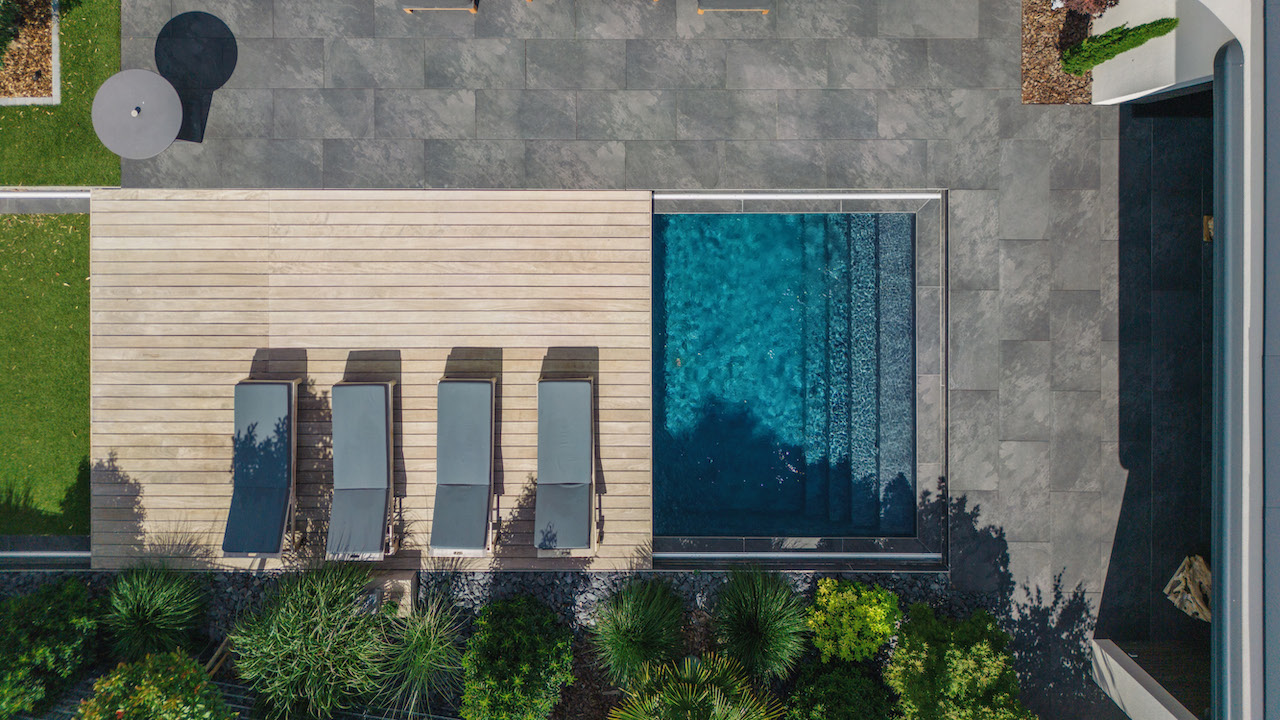 Détente sur ou dans la piscine piscine terrasse mobile bois margelles ceramique fermerure jardin herbe bleu esprit piscine 2022 Piscine avec terrasse mobile 3D Gris ardoise 