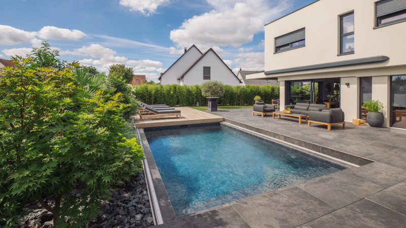 Piscine avec terrasse mobile 3D Gris ardoise / Détente sur ou dans la piscine : piscine terrasse mobile bois margelles ceramique ouvert bleu jardin esprit piscine 2022