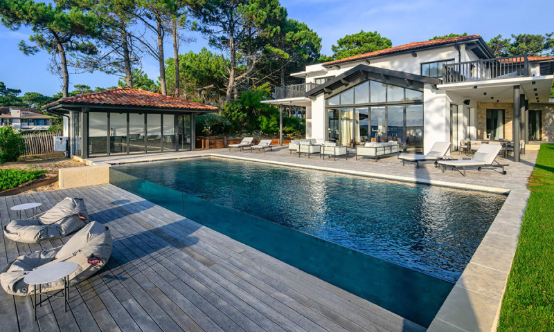 Piscine à paroi de verre 3D Gris ardoise  Débordement sur l’horizon